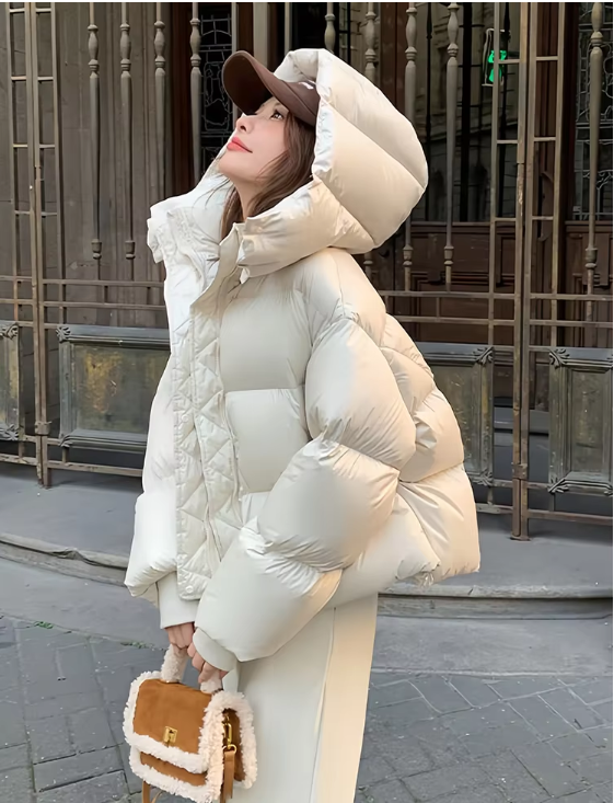 Donna con giacca piumino bianco, cappuccio, cappello marrone, borsa in pelliccia sintetica. Moda invernale urbana, abbigliamento caldo elegante.