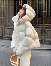 Donna con cappotto imbottito bianco, cappello marrone e borsa in pelliccia sintetica. Moda invernale urbana, abbigliamento caldo e alla moda.