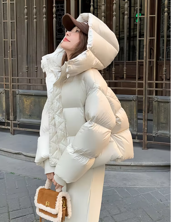 Donna con cappotto imbottito bianco, cappello marrone e borsa in pelliccia sintetica. Moda invernale urbana, abbigliamento caldo e alla moda.
