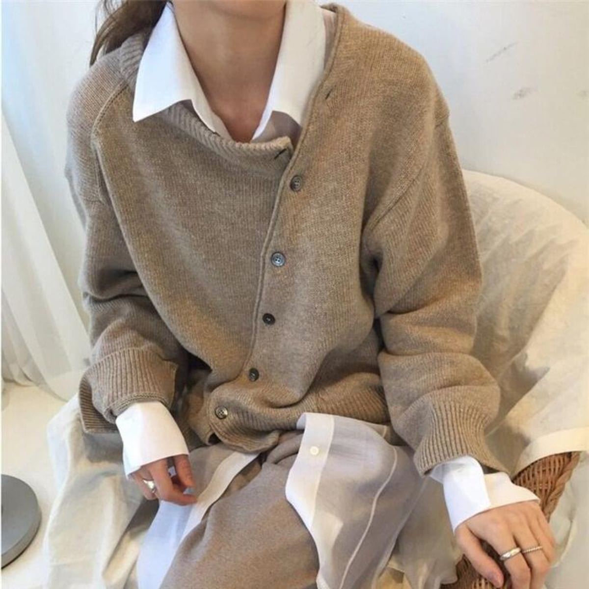 Donna con cardigan beige e camicia bianca, moda autunnale elegante, abbigliamento casual chic, tendenze moda 2023, stile confortevole.