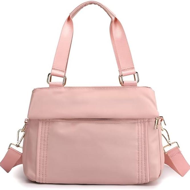 Borsa a tracolla rosa in nylon, design elegante con manici regolabili, chiusura a zip, ideale per donna. Accessorio moda versatile e pratico.