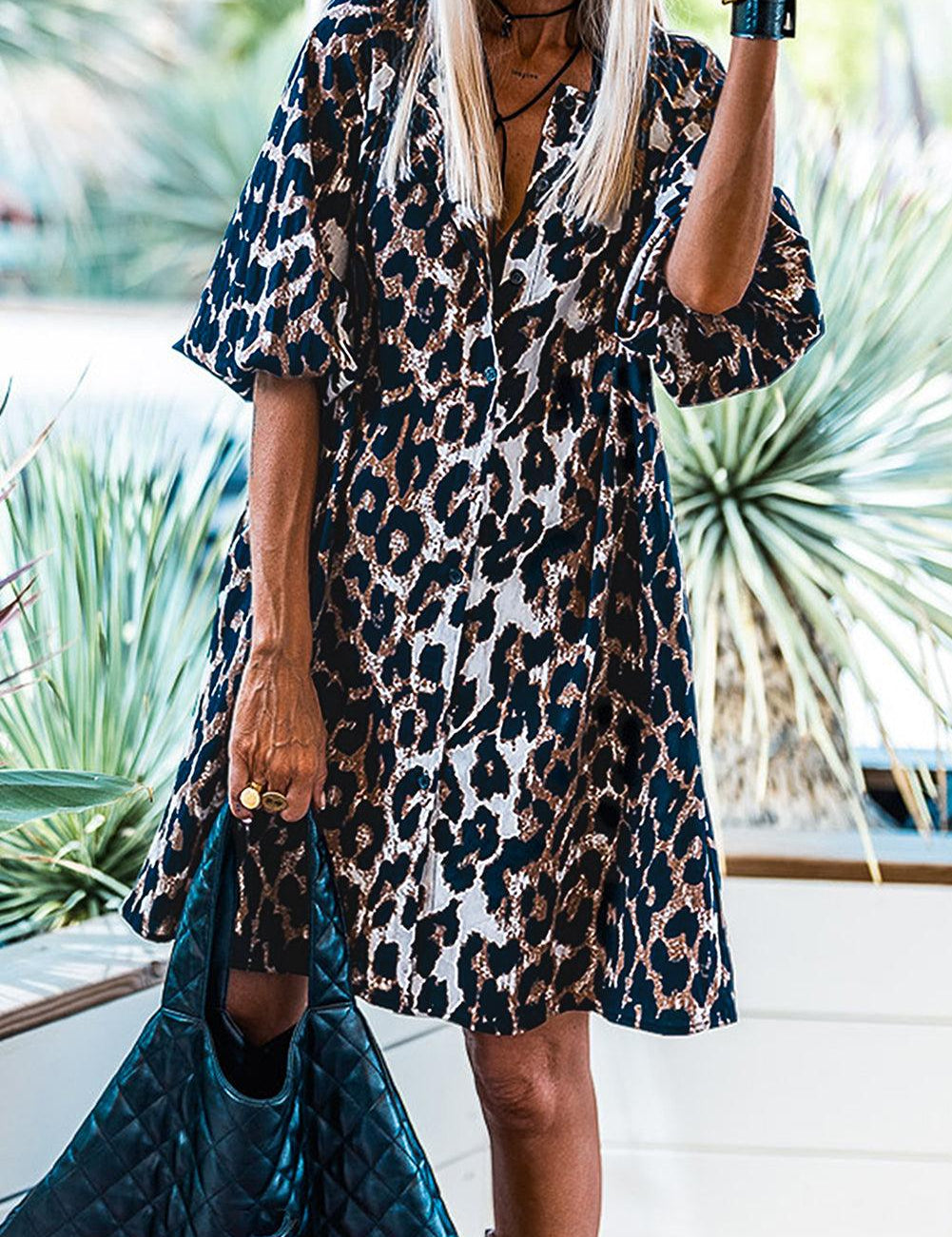 Abito donna a maniche corte con stampa leopardata, accessoriato con borsa trapuntata blu. Look casual chic, moda femminile trendy.