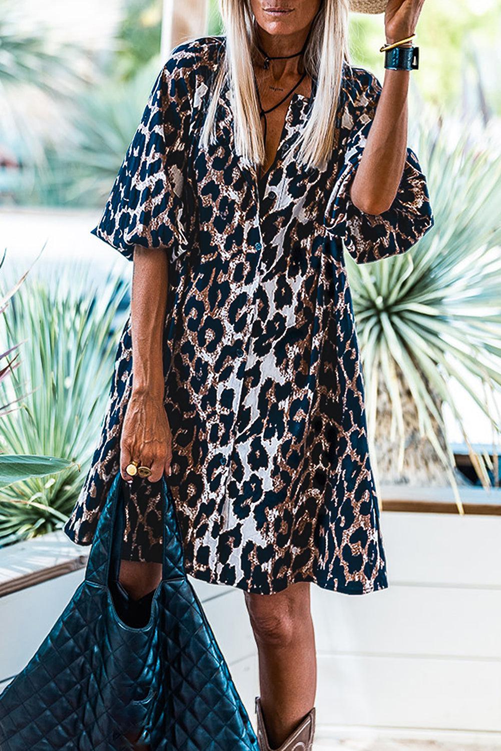 Abito donna a maniche corte con stampa leopardata, accessoriato con borsa trapuntata blu. Look casual chic, moda femminile trendy.