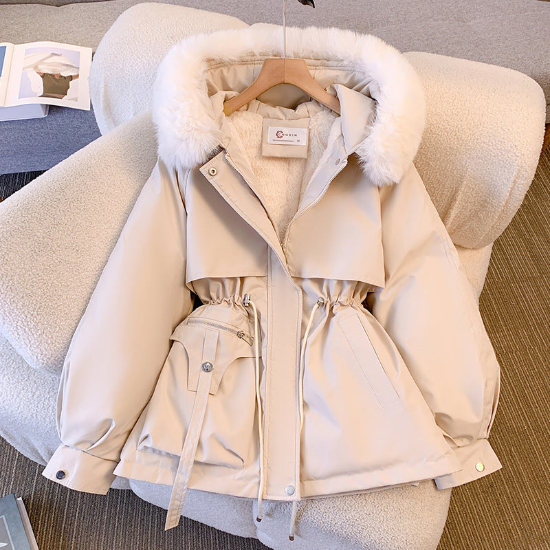 Giacca invernale beige con cappuccio in pelliccia sintetica bianca, design elegante, tasche frontali e cintura regolabile. Perfetta per moda donna inverno.
