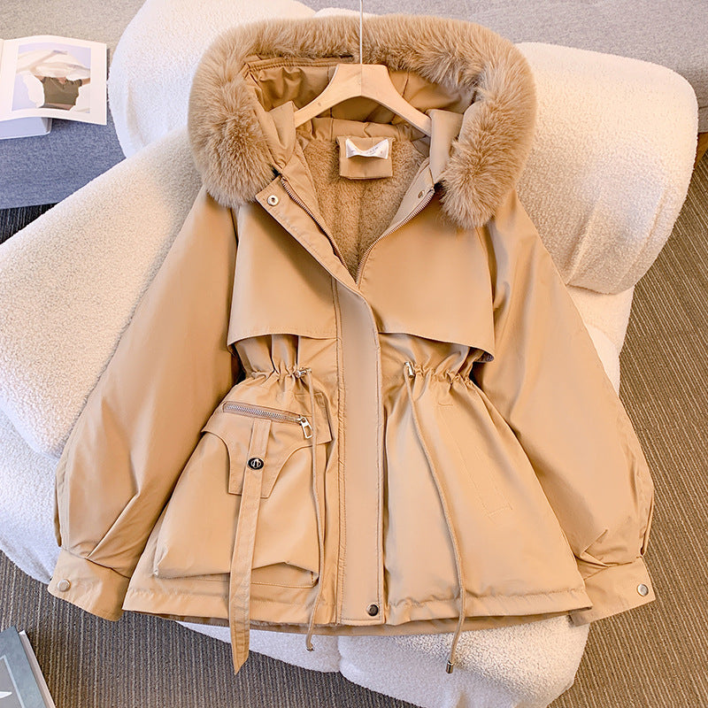 Giacca invernale beige con cappuccio in pelliccia sintetica, tasche multiple e cintura regolabile. Moda donna, abbigliamento caldo, stile casual.