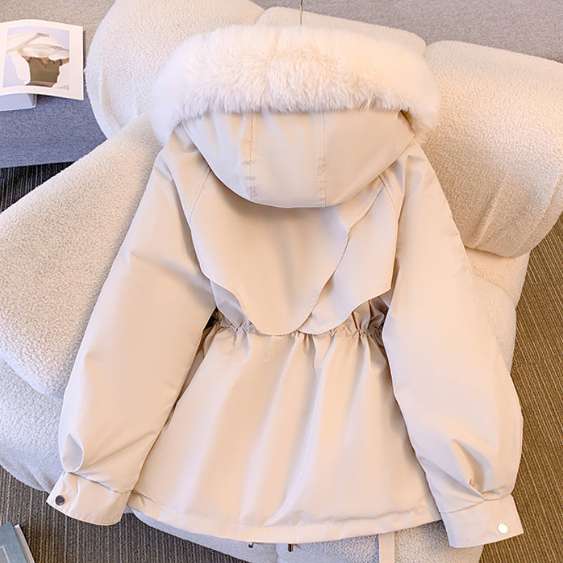 Giacca invernale beige con cappuccio foderato in pelliccia sintetica, design elegante e caldo, perfetta per la moda donna autunno inverno.