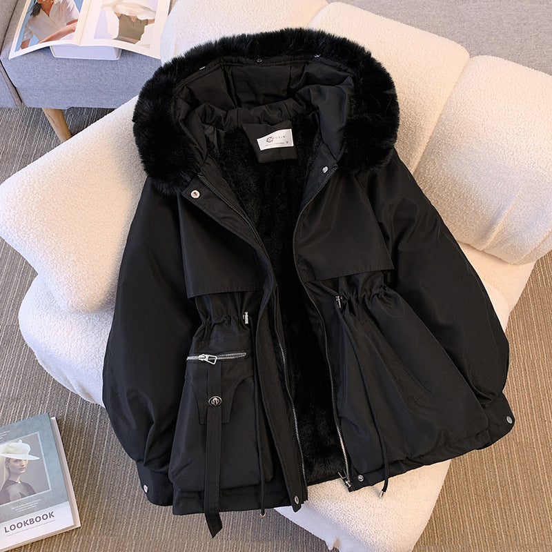 Giacca invernale nera con cappuccio in pelliccia sintetica, design elegante, tasche con zip, perfetta per moda donna, calda e confortevole.