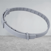 Cintura di plastica grigia regolabile, design moderno, ideale per abbigliamento casual e sportivo. Accessorio moda unisex, resistente e versatile.