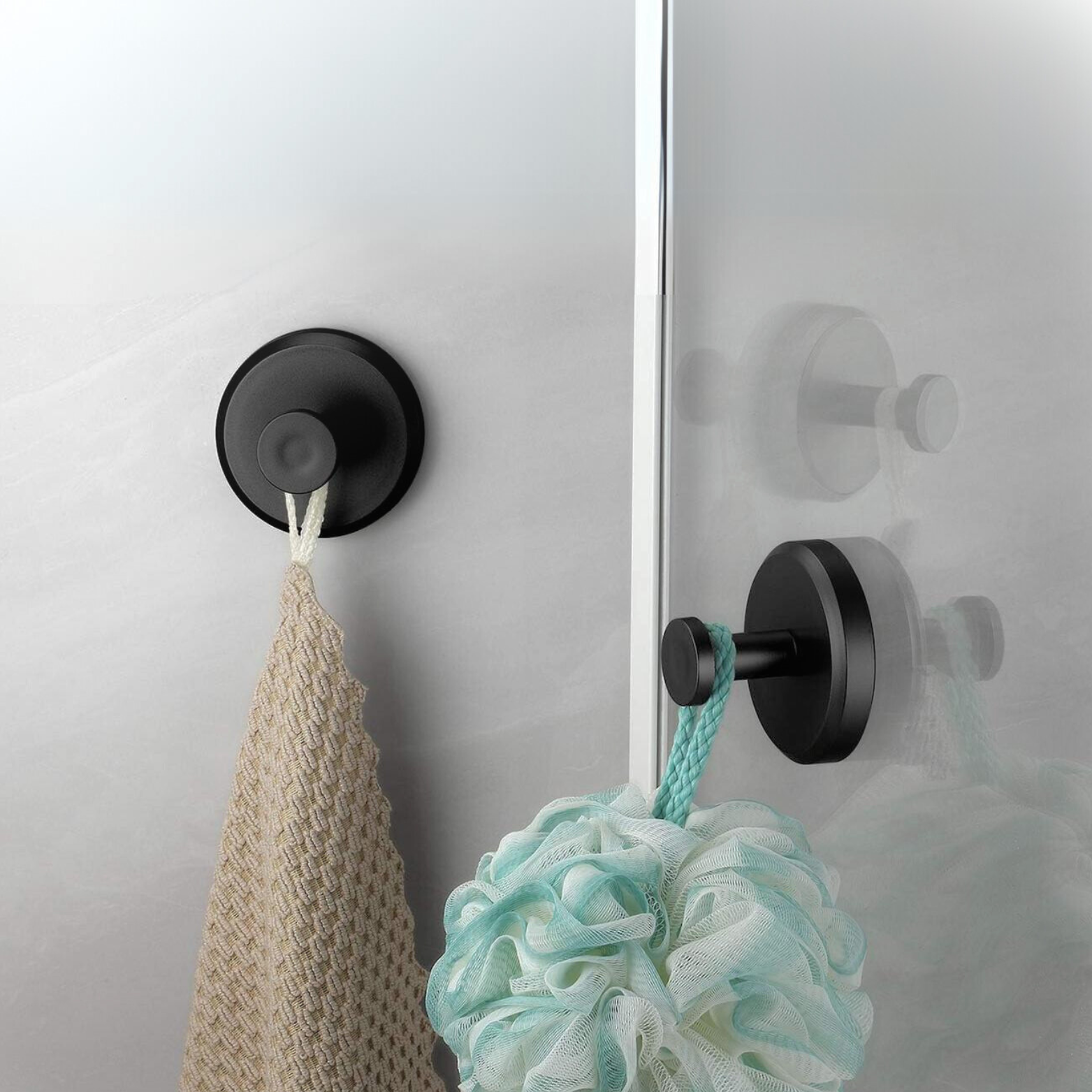 Gancio adesivo nero su vetro doccia con spugna e rete appese, accessorio bagno moderno, resistente all'acqua, facile installazione.