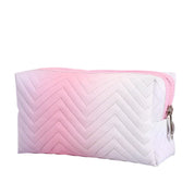Astuccio da viaggio bianco e rosa con motivo a zigzag, chiusura a zip, ideale per cosmetici. Design elegante e pratico per organizzazione.