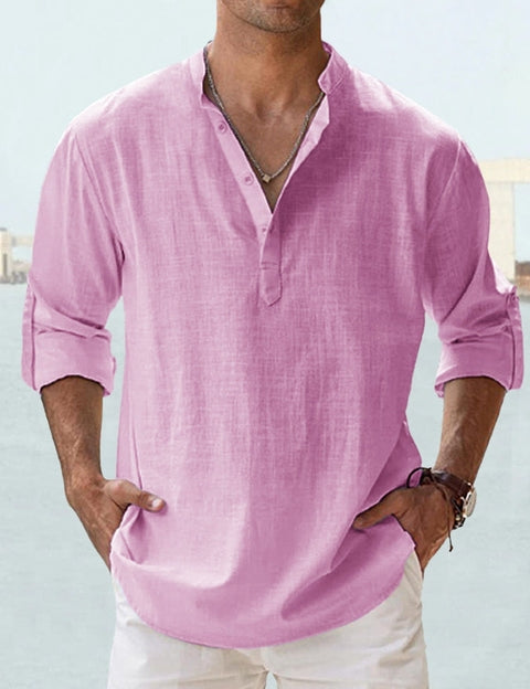 Camicia uomo in lino rosa, maniche lunghe, colletto alla coreana, abbinata a pantaloni bianchi. Stile casual estivo, moda maschile elegante.
