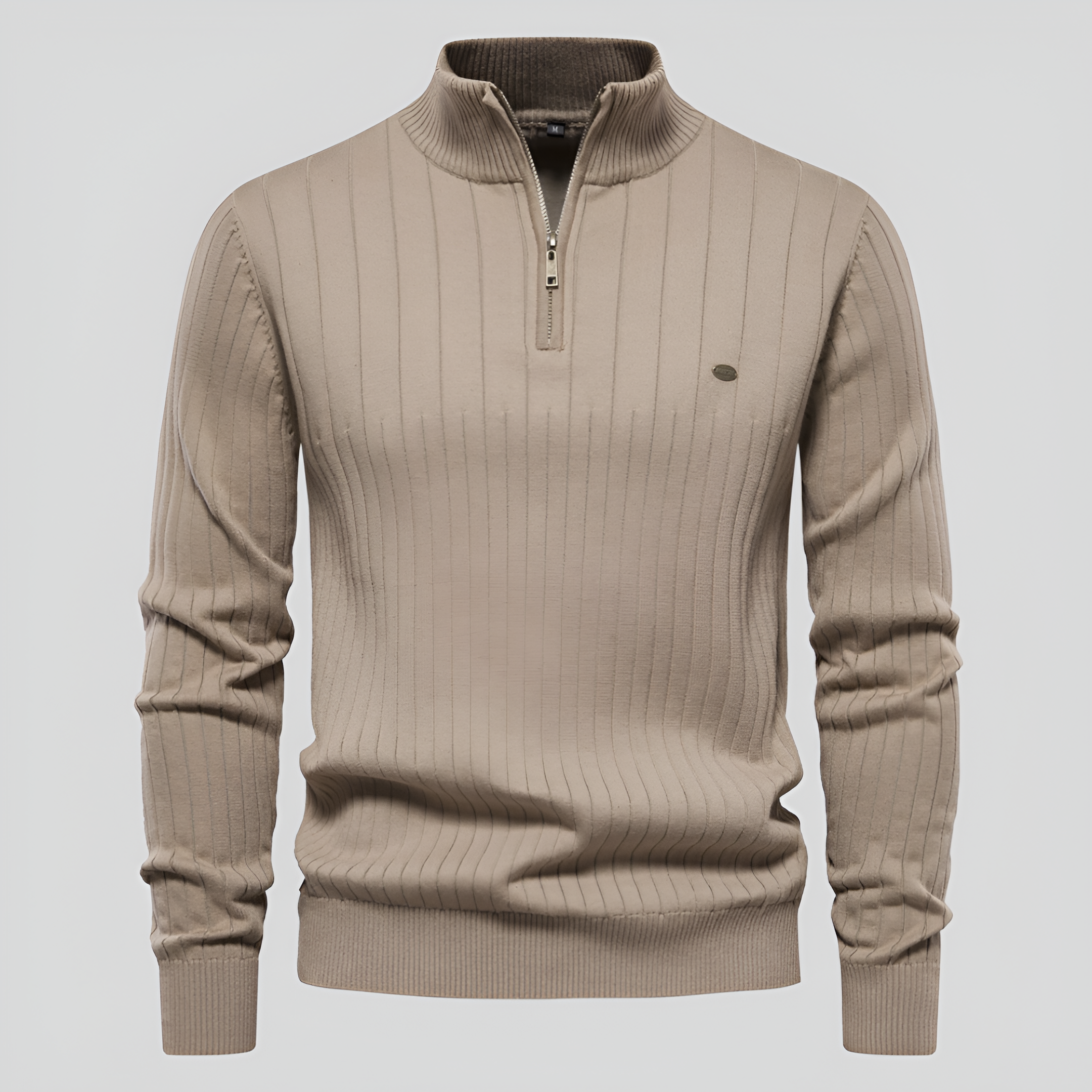 Maglione beige a coste con zip corta, colletto alto e logo discreto. Elegante e versatile, ideale per moda uomo autunno-inverno.