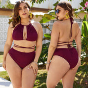 Costume da bagno bikini bordeaux taglie forti, design con laccetti, donna all'aperto, moda mare estate, orecchini cactus gialli, giardino tropicale.