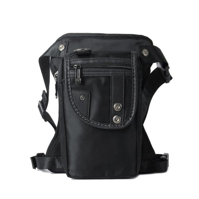 Marsupio nero in nylon resistente, con tasche multiple e cerniere, design moderno e pratico, ideale per viaggi e attività all'aperto.