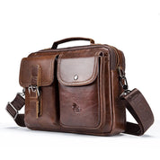 Borsa a tracolla in pelle marrone, design elegante con tasche multiple e chiusura a fibbia, ideale per uomo, perfetta per lavoro e viaggio.