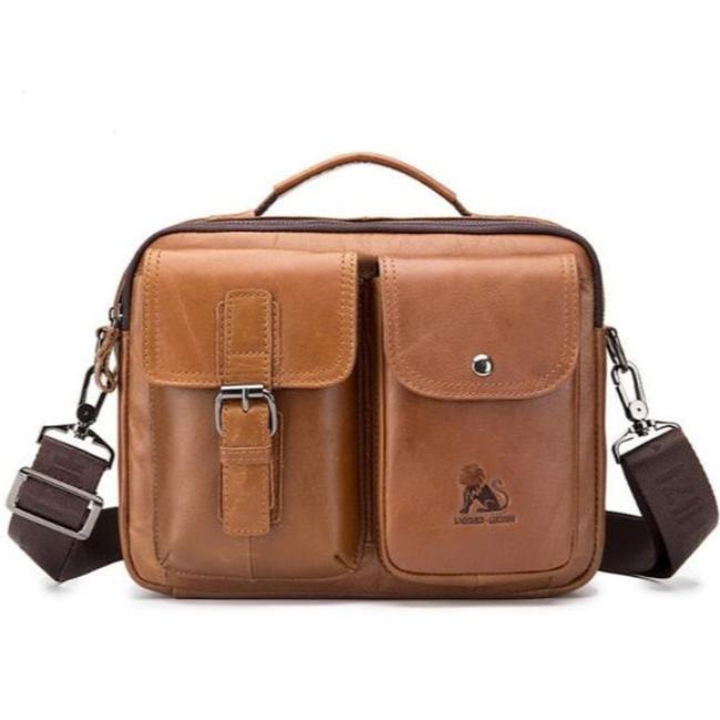 Borsa a tracolla in pelle marrone con tasche frontali, fibbia e logo. Design elegante e funzionale, ideale per uomo. Accessorio moda versatile.