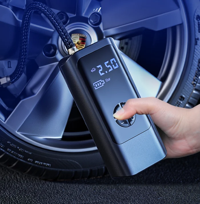 Utensile portatile per gonfiaggio pneumatici auto, display digitale, pressione 2.50 Bar, design compatto, ideale per emergenze stradali.