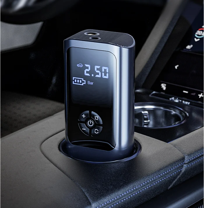 Compressore portatile per auto con display digitale, indicatore pressione 2.50 Bar, design compatto, posizionato nel portabicchieri del veicolo.