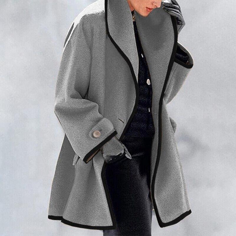Cappotto donna grigio elegante, taglio oversize, bordi neri, bottoni decorativi, ideale per moda invernale, stile sofisticato e moderno.