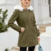 Giacca parka verde oliva da donna con cappuccio in pelliccia sintetica bianca, chiusura a bottoni, tasche frontali, ideale per l'inverno.