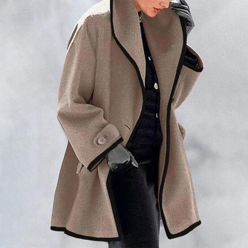 Cappotto donna elegante beige con bordi neri, stile oversize, chiusura a bottone, ideale per moda invernale. Abbigliamento femminile di tendenza.