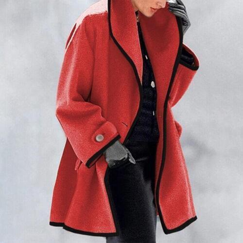 Cappotto rosso donna elegante, con bordi neri, abbinato a guanti grigi e pantaloni neri. Moda invernale, stile sofisticato.