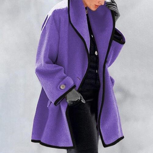 Cappotto donna viola con bordi neri, elegante e invernale, chiusura a bottone, ideale per moda autunno-inverno.