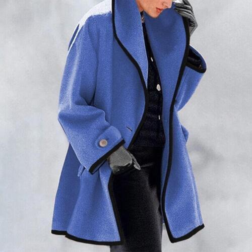 Cappotto donna blu con bordo nero, design elegante, bottoni decorativi, ideale per moda invernale. Stile sofisticato e moderno.