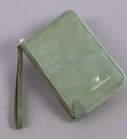Portafoglio verde in pelle sintetica con cerniera dorata e cinturino da polso, design elegante, marchio "Forever". Accessorio moda donna.