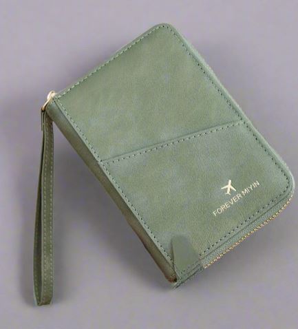 Portafoglio verde in pelle sintetica con cerniera dorata e cinturino da polso, design elegante, marchio "Forever". Accessorio moda donna.
