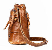 Zaino in pelle marrone, design elegante, con spallacci regolabili e tasche laterali. Accessorio moda uomo/donna, stile casual e vintage.