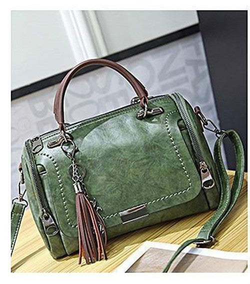 Borsa a tracolla verde in pelle con manico marrone, dettagli in metallo e nappina decorativa. Elegante accessorio moda donna.