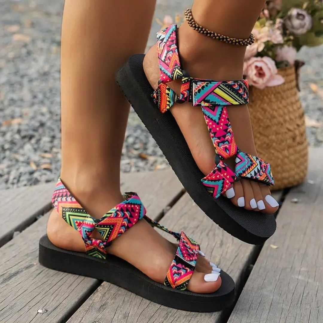 Sandali estivi donna con cinturini colorati, suola nera spessa, design etnico. Perfetti per moda casual e passeggiate all'aperto.
