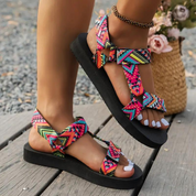 Sandali estivi donna con cinturini colorati, suola nera spessa, design etnico. Perfetti per moda casual e passeggiate all'aperto.