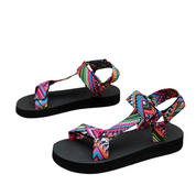 Sandali estivi da donna con suola nera e cinturini multicolore a motivi geometrici. Calzature comode e alla moda per l'estate.