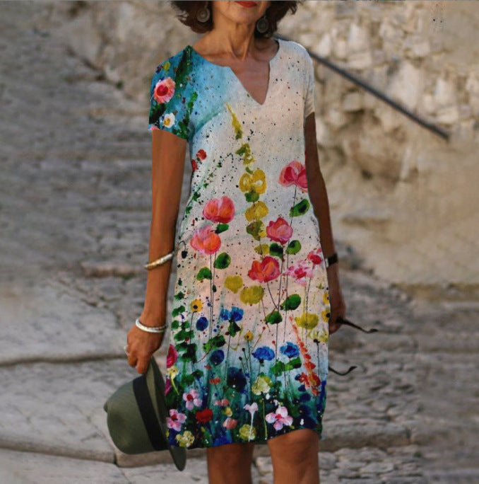 Abito estivo donna con stampa floreale colorata, scollo a V, maniche corte. Perfetto per look casual e vacanze. Tessuto leggero e comodo.