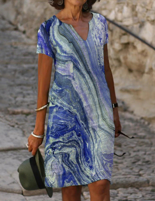 Abito estivo donna, fantasia marmo blu e bianco, scollo a V, maniche corte. Perfetto per look casual eleganti. Moda femminile estiva.
