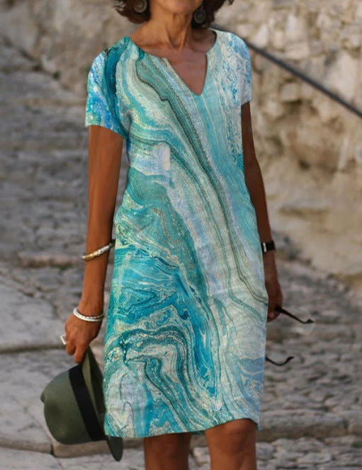 Abito estivo donna, fantasia marmo verde-blu, scollo a V, maniche corte. Perfetto per moda casual, passeggiate estive, look elegante.