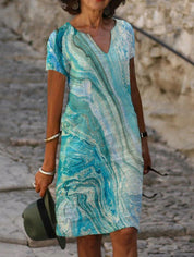 Abito estivo donna, fantasia marmo verde-blu, scollo a V, maniche corte. Perfetto per moda casual, passeggiate estive, look elegante.