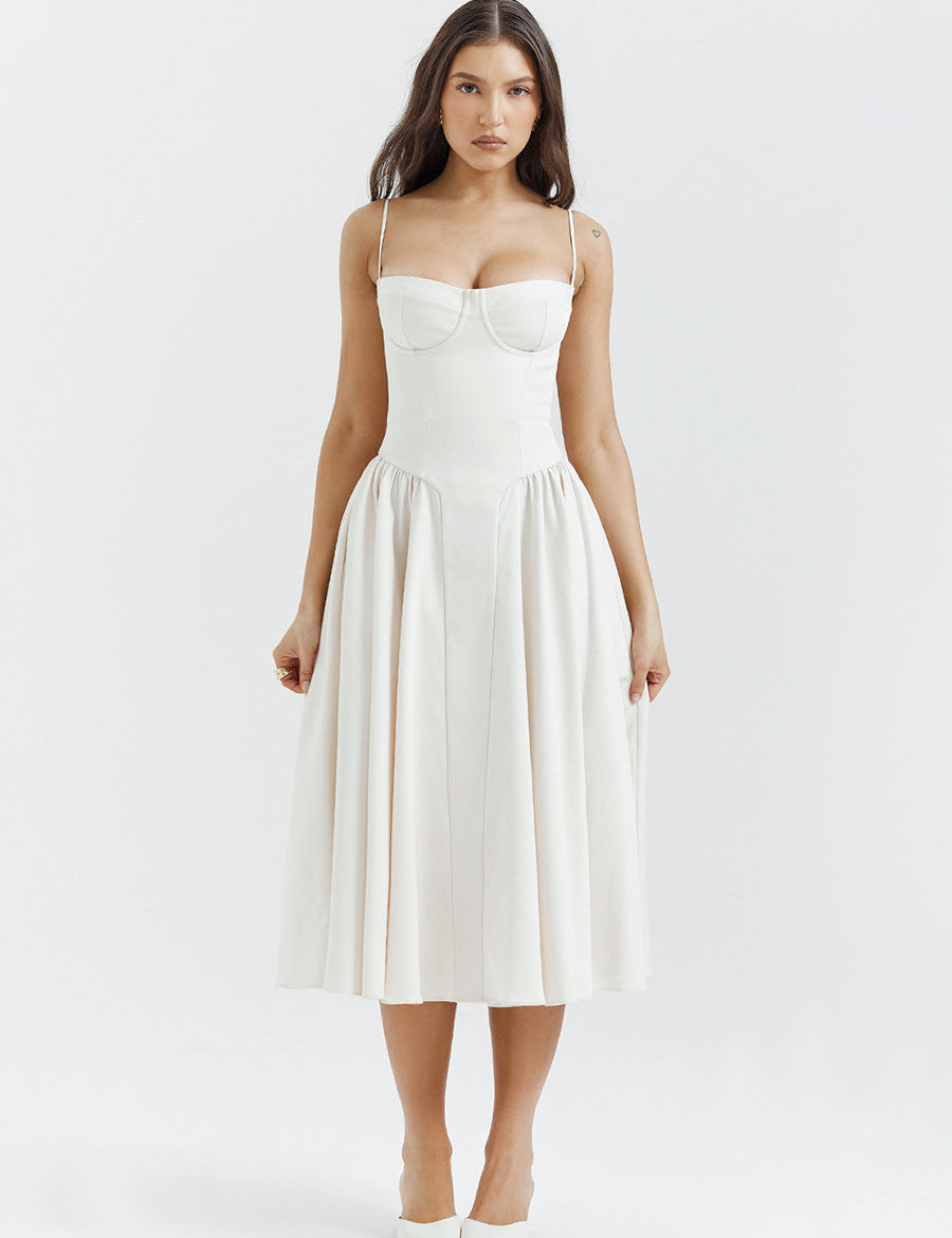 Abito bianco elegante da donna, lunghezza midi, con spalline sottili e scollo a cuore. Perfetto per cerimonie e occasioni speciali.