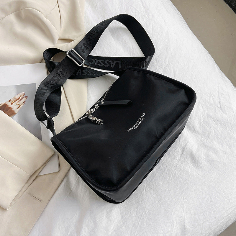 Borsa a tracolla nera in nylon con cerniera, design elegante e moderno, perfetta per moda donna, accessorio versatile e di tendenza.