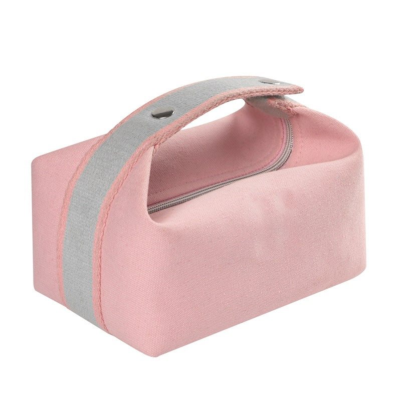 Astuccio portaoggetti rosa in tessuto con manico grigio, design moderno, ideale per cosmetici o accessori da viaggio.