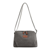 Borsa a tracolla in tela grigia con cerniera, dettagli in pelle marrone, design casual ed elegante, ideale per uso quotidiano e shopping.