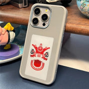 Custodia per iPhone con design orientale, motivo maschera rossa, protezione robusta, compatibile con modelli recenti, accessorio elegante e funzionale.