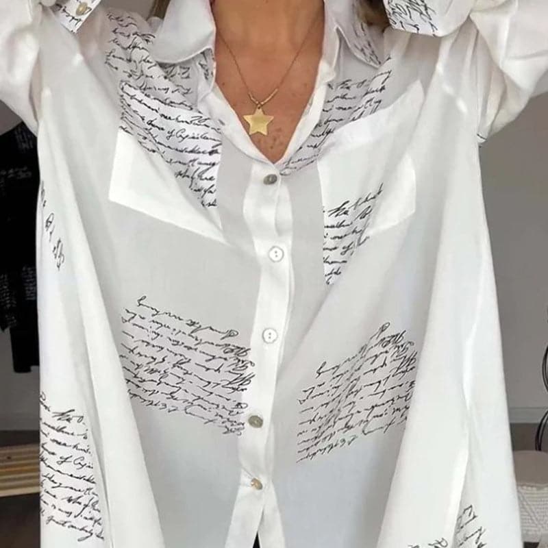 Camicia bianca da donna con stampa calligrafica nera, colletto classico e bottoni, moda elegante, tendenza abbigliamento femminile 2023.