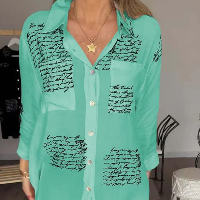 Camicia verde donna con scritte nere, colletto classico, maniche lunghe, bottoni frontali. Moda casual elegante, tendenza abbigliamento femminile.