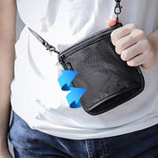 Borsa a tracolla nera unisex, tessuto resistente, chiusura a zip, indossata su maglietta bianca. Accessorio moda casual, pratico e leggero.