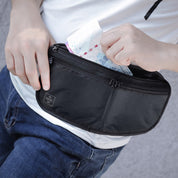Marsupio nero in tessuto resistente, indossato in vita, con tasca aperta contenente banconote. Accessorio pratico per viaggi e attività all'aperto.