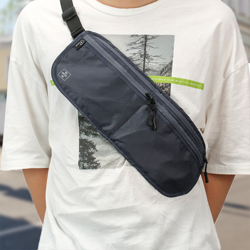 Marsupio nero a tracolla su maglietta bianca, design moderno e minimalista, ideale per viaggi e attività all'aperto. Tasche con zip, unisex.
