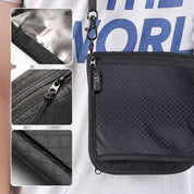 Borsa a tracolla nera con cerniera, dettagli tessuto resistente, design compatto. Ideale per viaggi, uso quotidiano. Accessorio moda uomo.
